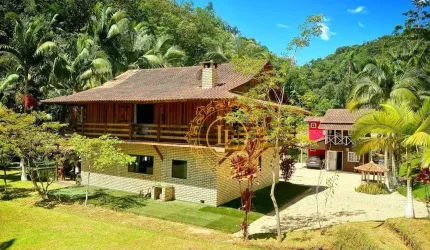 SÍTIO COM DUAS CASAS 06 DORMITÓRIOS MOIBILIADOS E DECORADAS(sítio possuí  lago, deck e uma  vista maravilhosa)