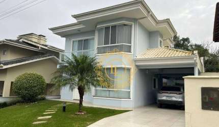 Belíssima casa dois pisos 03 dormitórios, piscina, churrasqueira carvão,  01 vaga e totalmente mobiliada em Balneário Piçarras -SC