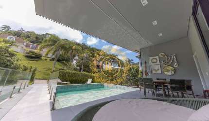 Linda casa alto padrão em condomínio fechado em Balneário Camboriú -SC