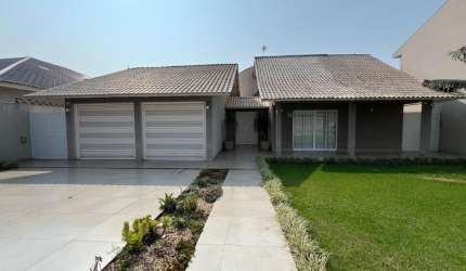 Oportunidade Única!  Casa de 309m² em Lote de 1100m² no Bairro Country