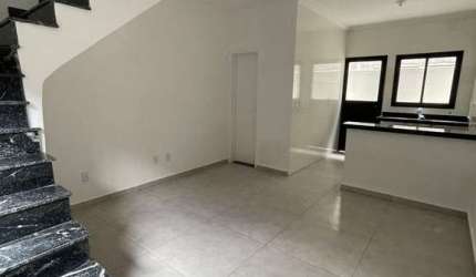 Belíssima Casa de Condomínio com 2 dormitórios