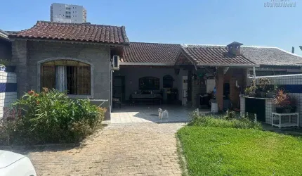 BELISSIMA CASA NO CANTO DO FORTE A 700M DA PRAIA!
