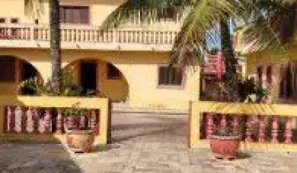 Sobrado localizado no bairro Cibratel 2, em Itanhaém - lado praia, em rua calçada.