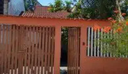 Casa no bairro Jardim Califórnia, em Itanhaém - lado praia, em rua alçada.