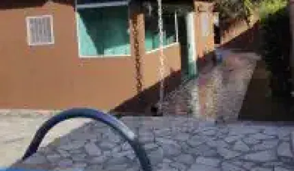 Casa localizada no bairro Campo Eliseos, em Itanhaém - lado serra em rua de terra.