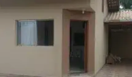 Casa no Jardim das Palmeiras, em Itanhaém - localizado lado serra, em rua calçada.