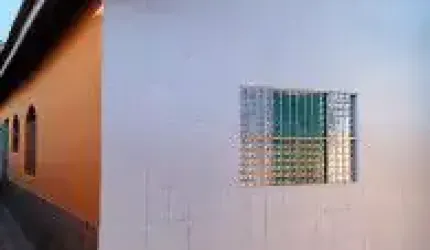 Casa no bairro Florida Mirim, em Mongaguá - localizado lado serra, em rua calçada.