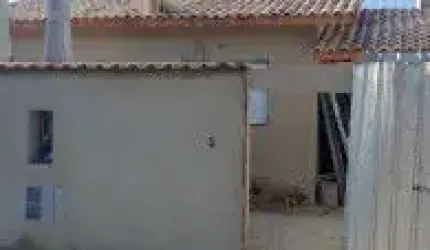 Casa no bairro Bopiranga, em Itanhaém - ficando lado praia, em rua calçada.