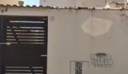 Casa no bairro Jardim Magalhães, em Itanhaém - localizado lado serra, em rua calçada.