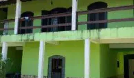 Sobrado no bairro Balneário Gaivota, em Itanhaém - localizada lado praia, em rua calçada.