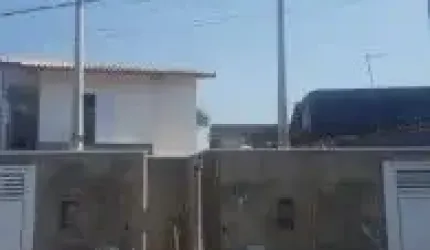 Casa Sobreposta no Jardim das Palmeiras, em Itanhaém - sendo lado praia, em rua calçada.