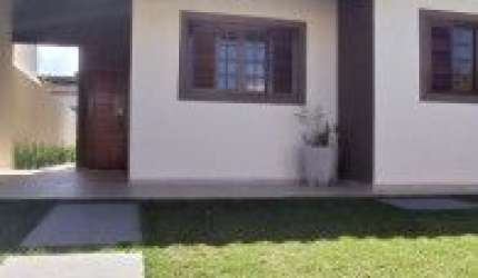 Casa em alto padrão no bairro Jardim Jamaica, em Itanhaém - sendo lado praia, em acesso pavimentado.