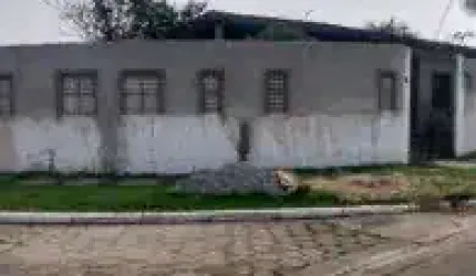 Casa no bairro Jardim Jamaica, em Itanhaém - sendo lado praia, em rua calçada.