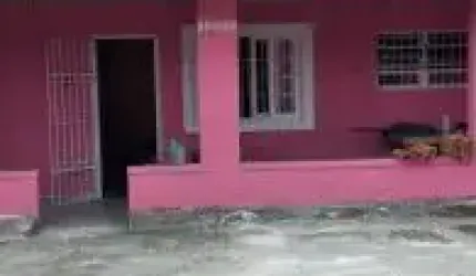 Casa no bairro Jardim Suarão, em Itanhaém - sendo lado serra, em rua calçada.