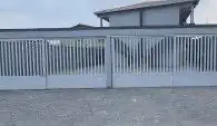 Casa Sobreposta alta no bairro Suarão, em Itanhaém - sendo lado serra, em rua de terra.