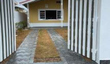 Casa no bairro Santa Julia, em Itanhaém - sendo lado praia, em rua calçada.