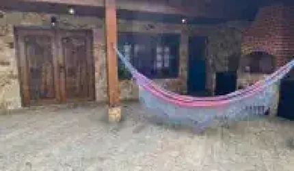 Casa no Centro de Itanhaém - localizada lado praia frente ao mar, em rua calçada.