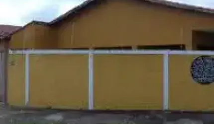 Casa no bairro São Fernando, em Itanhaém - sendo lado praia, em rua calçada.