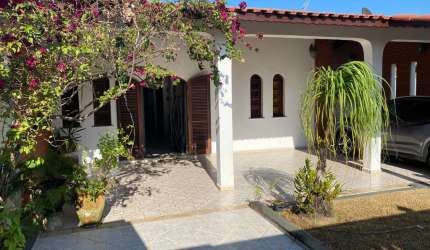 Casa no bairro Jardim Jamaica, em Itanhaém - localizada lado praia, em rua calçada.