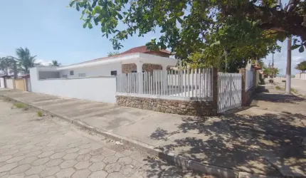 Casa a venda no bairro Jardim Grandesp, em Itanhaém - Localizada lado praia à 80 metros do mar, em rua calçada.