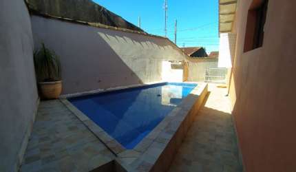 CASA COM PISCINA A VENDA EM ITANHAÉM - BELAS ARTES .