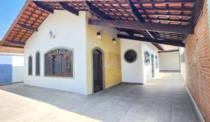 CASA COM 03 DORMITÓRIOS Á 50M DO MAR - PRAIA DO SUARÃO .