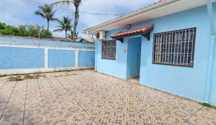 Casa a venda em Itanhaém com 03 dormitórios á 50m do mar .