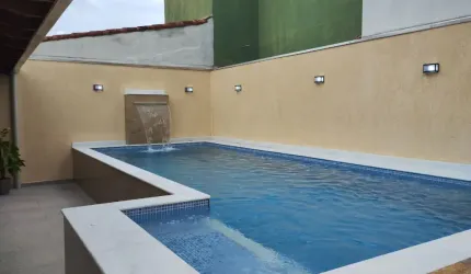 Casa nova com piscina , lote inteiro a venda em Itanhaém/SP.