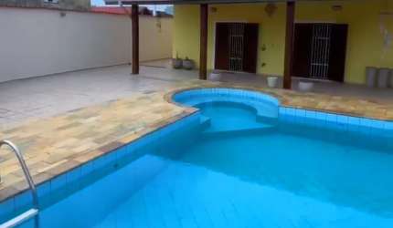Oportunidade , casa com piscina , lote inteiro á 740m do mar