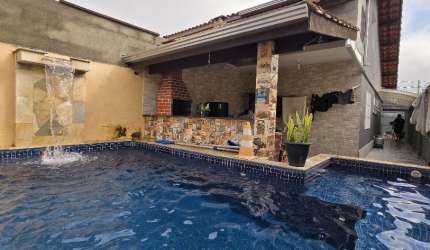 Casa com piscina á venda em Itanhaém/SP .