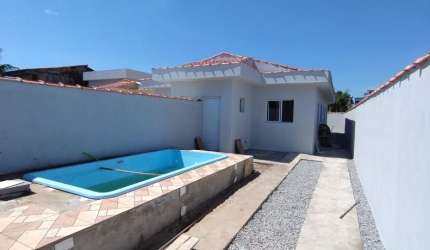CASA COM PISCINA Á VENDA EM ITANHAÉM Á APENAS 154M DO MAR.