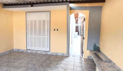 Casa com edícula assobradada nos fundos, á venda em Itanhaém
