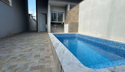 Casa nova com piscina , excelente localização á venda em Itanhaém/SP.