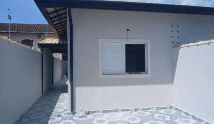 Casa com piscina á venda em Itanhaém- 1500m do mar