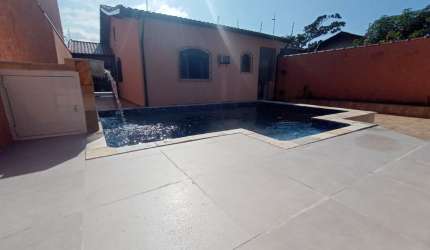 Casa com 3 quartos mobiliada e com piscina á venda em Itanhaém/SP.