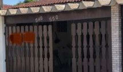 Excelente casa localizada no bairro Belas Artes - lado praia, em rua calçada