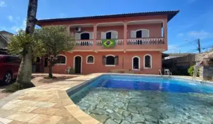 Linda casa localizada no Centro de Itanhaém - lado praia.