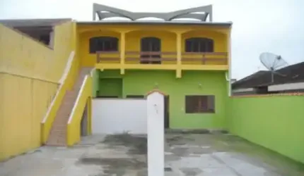 Excelente casa sobreposta (parte de cima) localizada no bairro Suarão.