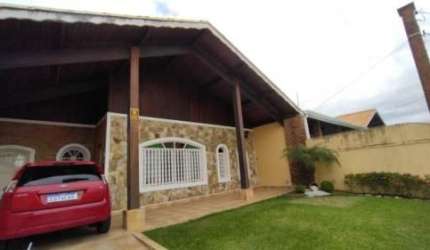 Belíssima casa localizada no bairro Oásis - rua calçada.