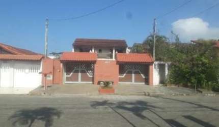 Excelente casa localizada no bairro Santa Julia - lado praia.