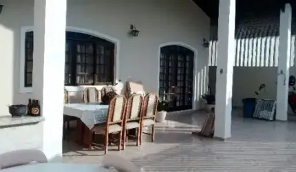 Excelente casa localizada no bairro Jardim Regina - lado praia.