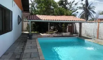 Belíssima casa localizada no bairro Bopiranga - lado praia.
