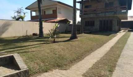 Belíssima casa localizada no bairro Parque Augustus - lado praia, em frente ao mar.