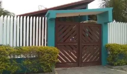 Excelente casa localizada no bairro Cibratel 2 - lado praia, possui piscina, churrasqueira, forno, fogão a lenha e área de serviço.