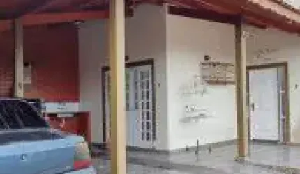Casa linda à uma quadra do mar no Jardim Regina, em Itanhaém - rua calçada.