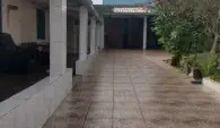 Excelente casa localizada no bairro Belas Artes - lado praia, rua calçada.