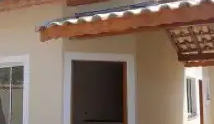 Excelente casa localizada no bairro Jardim Grandesp - lado praia, possui piscina e área gourmet com churrasqueira.