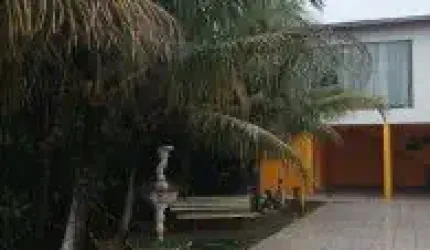 Excelente casa localizada no bairro Bopiranga, em Itanhaém -  Possui piscina, área gourmet com churrasqueira, edícula, área coberta, pomar, jardim, varanda e ambiente discoteca.