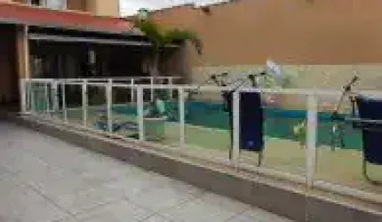 Casa localizada no bairro Jequitibá, em Itanhaém - Possui portão automático, porcelanato, piscina, área gourmet com churrasqueira, fogão mineiro e edícula.