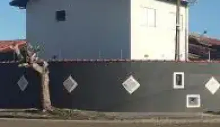 Casa no Jardim Grandesp em Itanhaém, localizado lado praia, em rua calçada.